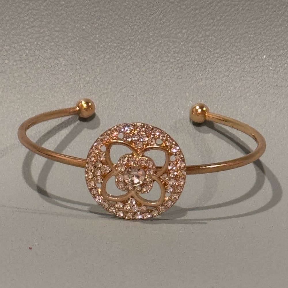 NWOT Gold Tone Sparkling Filigree Clover Cuff Bracelet 2.25 inch